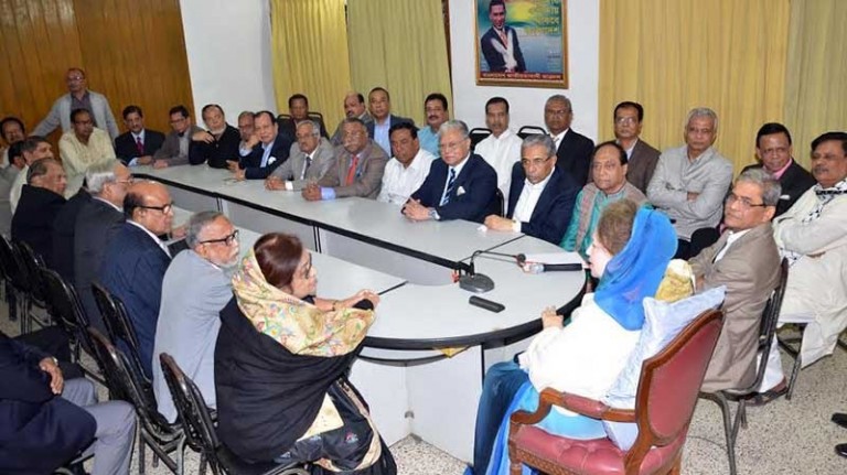 সিনিয়র নেতাদের সঙ্গে বৈঠক করেছেন খালেদা