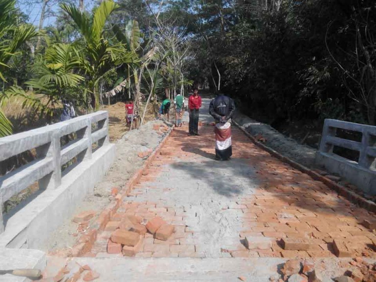 নলী-বুখইতলার রাস্তা ও ব্রিজের কাজে অনিয়ম, সামাজিক যোগাযোগ মাধ্যমে প্রতিবাদের ঝড়।