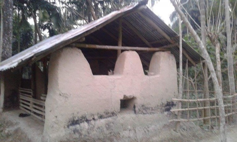 মঠবাড়িয়ায় মাটির মসজিদ