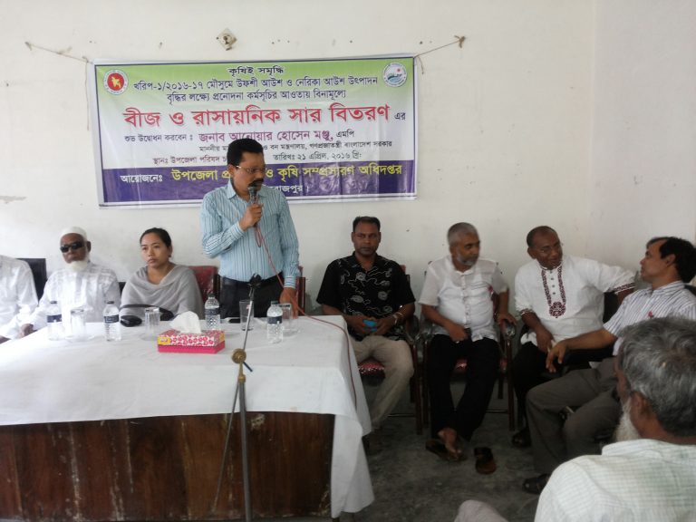 কাউখালীতে কৃষকের মাঝে ধানবীজ ও সার বিতরন