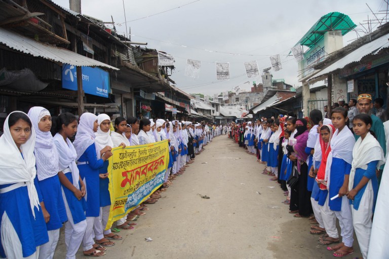শিক্ষক গ্রেফতারের প্রতিবাদ > মিরুখালীতে শিক্ষক, শিক্ষার্থী ও এলাকাবাসির মানববন্ধন