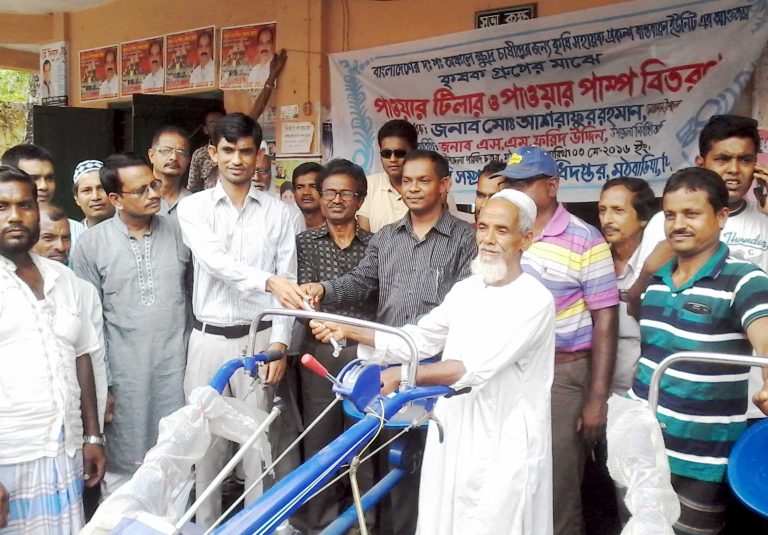 মঠবাড়িয়ায় কৃষকের মাঝে পাওয়ার টিলার ও সেচযন্ত্র বিতরন