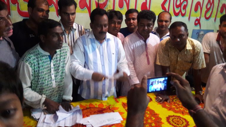 মঠবাড়িয়ায় ৬৭টি পুজা মন্ডপে আ.লীগ নেতা মহিউদ্দিন মহারাজের অনুদান