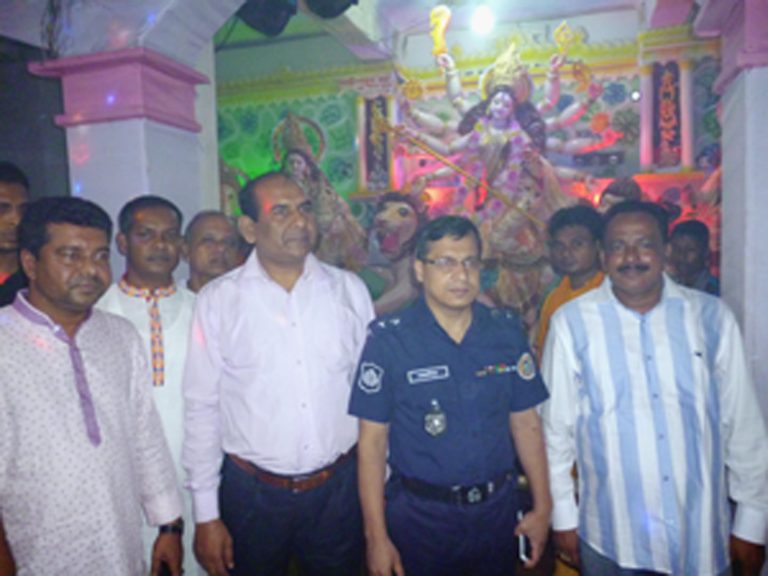 মঠবাড়িয়ায় শারদীয় দুর্গাপূজায় হিন্দু ধর্মালম্বীদের সাথে জেলা প্রশাসকের শুভেচ্ছা বিনিময়