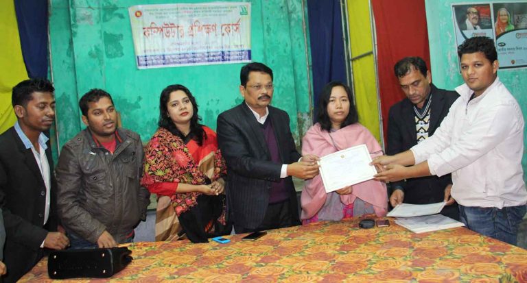 কাউখালীতে ভ্রাম্যমান কম্পিউটার প্রশিক্ষণ কোর্স সমাপ্ত