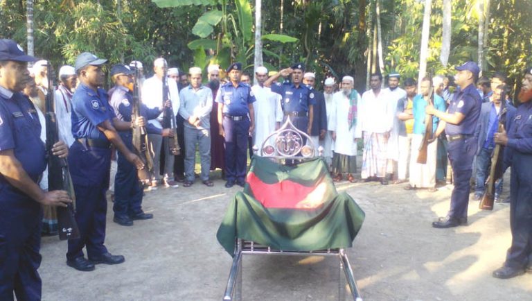 মঠবাড়িয়ায় মুক্তিযোদ্ধা রুহুল আমীন আকনের রাষ্ট্রীয় মর্যাদায় দাফন সম্পন্ন