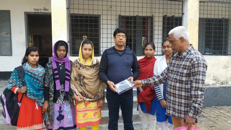 অসুস্থ লেখিকার চিকিৎসার খরচ যোগাতে সমাজসেবক আবদুল লতিফ খসরুর অনন্য উদ্যোগ