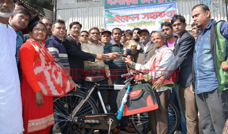 মঠবাড়িয়ায় সংবাদপত্র বিক্রেতা সুলতানকে সাইকেল সহায়তা