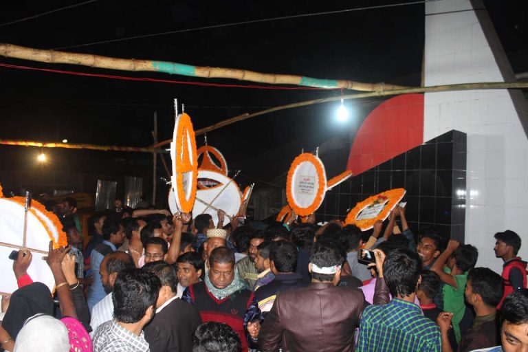 মঠবাড়িয়ায় একুশের প্রথম প্রহরে সর্বস্তরের মানুষের ফুলেল শ্রদ্ধা