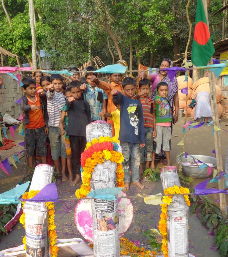 উপকূলে শিক্ষা প্রতিষ্ঠানে শহীদ মিনার নেই : কলাগাছ আর মাটির মিনারে মাতৃভাষা দিবস