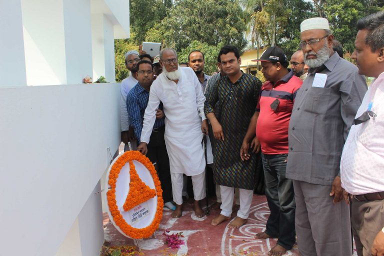 মঠবাড়িয়ায় নব নির্মিত শহীদ মিনারের দ্বার উন্মোচন করলেন ভাষা সংগ্রামী হাবিবুর রহমান