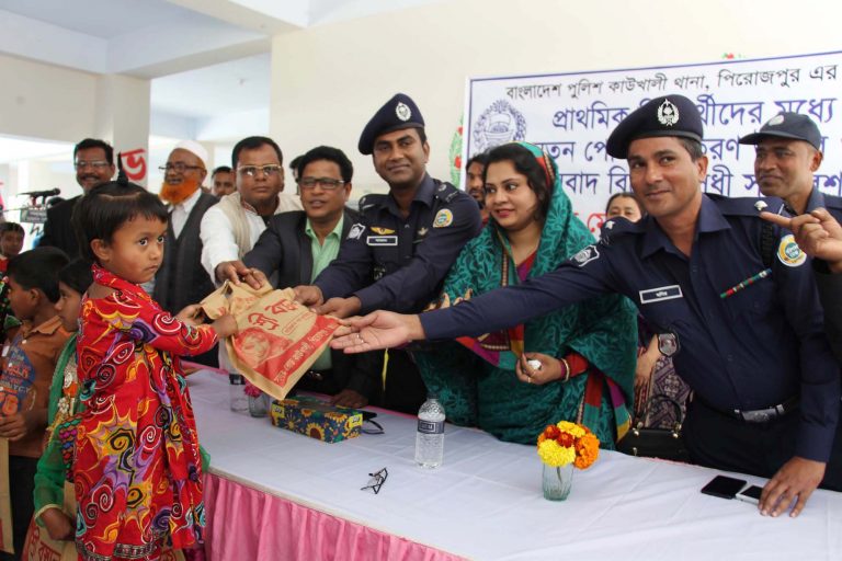 কাউখালীতে পুলিশের উদ্যোগে শিক্ষার্থীদের মাঝে নতুন পোষাক বিতরণ ও সন্ত্রাসবাদ বিরোধী সমাবেশ