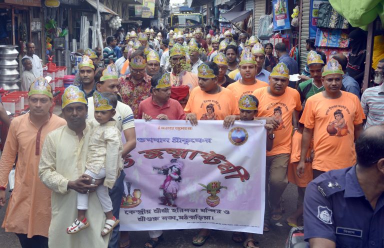 মঠবাড়িয়ায় ভগবান শ্রী কৃষ্ণের জন্মাষ্টমীতে শোভাযাত্রা