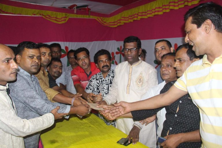 কেন্দ্রীয় সমবায়লীগ নেতা সগীরের ভান্ডারিয়ার পূজা মন্ডপ পরিদর্শন ও আর্থিক অনুদান
