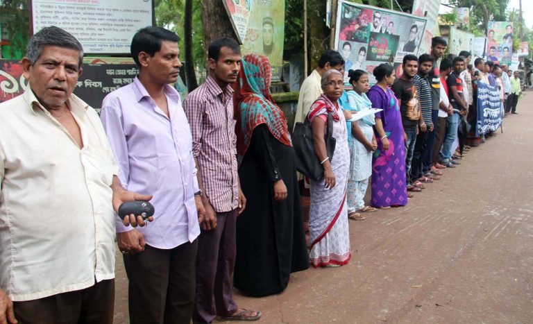 রোহিঙ্গাদের ওপর গণহত্যার প্রতিবাদে কাউখালীতে মহিলা পরিষদের মানববন্ধন