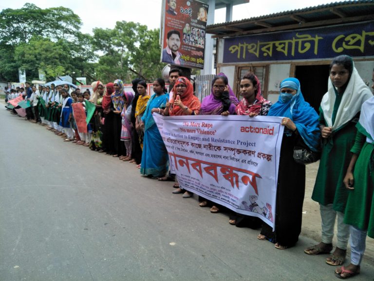 নারী ও শিশু নির্যাতন বন্ধে পাথরঘাটায় মানববন্ধন
