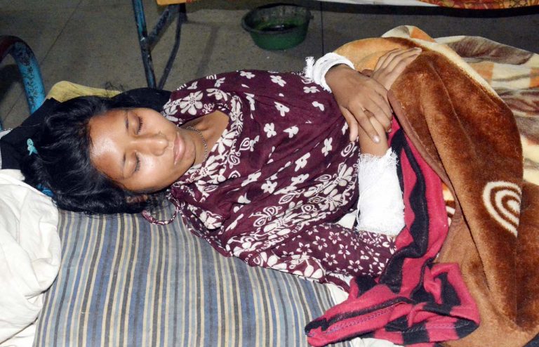 মঠবাড়িয়ায় গার্মেন্টস কর্মী গৃহবধূকে কুপিয়ে হত্যা চেষ্টার অভিযোগ ◾স্বামীসহ ৫ জনের বিরুদ্ধে মামলা