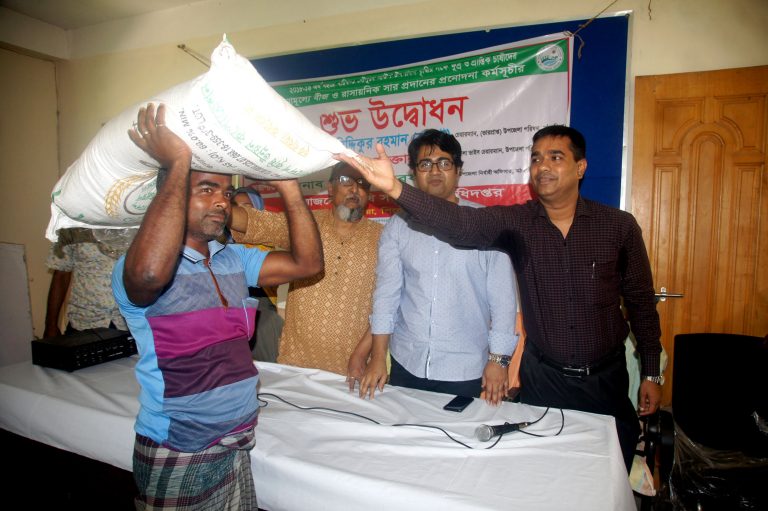 মঠবাড়িয়ায় প্রান্তিক কৃষকের মাঝে বিনামূল্যে বীজ ও সার বিতরণ