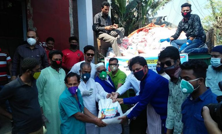 পিরোজপুরে অসহায়দের খাদ্যসামগ্রী দিলেন মৎস্য ও প্রাণিসম্পদমন্ত্রী
