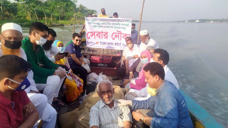 কাউখালীর সন্ধ্যা নদে প্রশাসনের সেবার নৌকা
