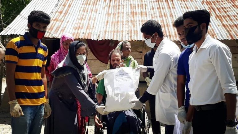 মঠবাড়িয়ায় মানব কল্যাণ ঐক্য পরিষদের বিপন্ন মানুষের বাড়ি বাড়ি খাদ্য সহায়তা