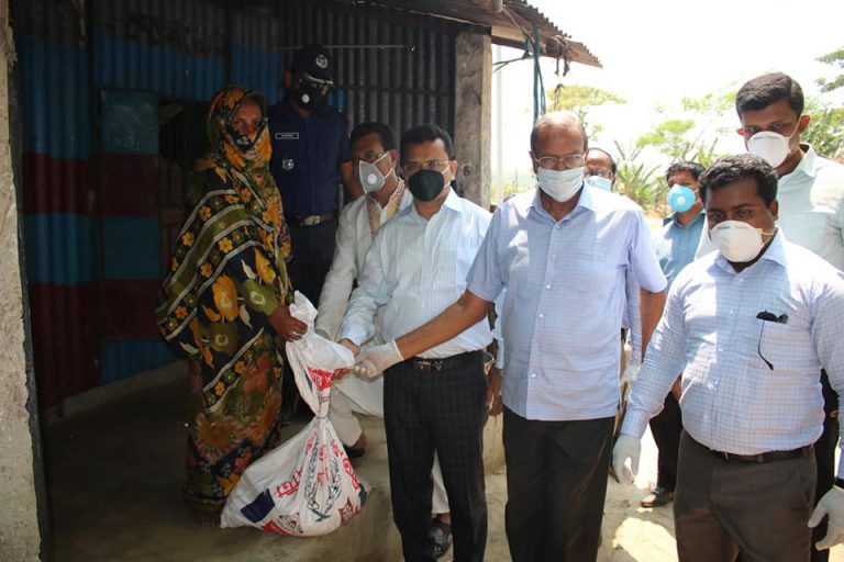 বলেশ্বর-১ আশ্রয়ণ প্রকল্পে বসবাসকারী হতদরিদ্র ১৫০ পরিবারের মাঝে পিরোজপুর জেলা প্রশাসনের ত্রান বিতরণ