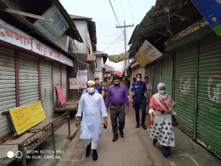 জনসমাগম রোধে মোবাইল কোর্টের মাধ্যমে আরো কঠোর আইনানুগ ব্যবস্থা নেওয়া হবে বলে হুঁশিয়ারি দিয়েছেন পিরোজপুর জেলা প্রশাসন