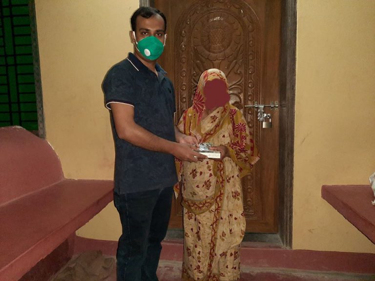 সাহায্যের হাত বাড়িয়ে অসহায় বৃদ্ধার দুয়ারে মঠবাড়িয়ার এসিল্যান্ড রিপন বিশ্বাস