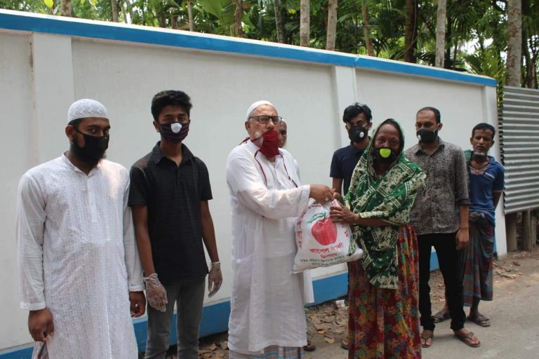 ভান্ডারিয়ায় সৈয়দ মোস্তাফিজুর রহমান ওয়েলফেয়ার ফাউন্ডেশনের পক্ষে করোনায় কর্মহীন পরিবারের মাঝে খাদ্য সামগ্রী বিতরন