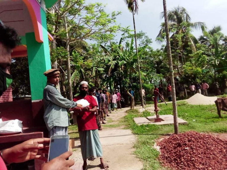 হলতা গুলিশাখালীতে সৌদি প্রবাসী ফয়সাল জোমাদ্দার নিজস্ব অর্থে নিম্ন আয়ের ৩০০ পরিবারকে খাদ্য সামগ্রী বিতরণ