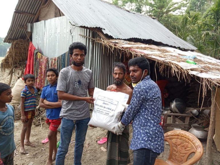 মঠবাড়িয়ার মিরুখালীতে সাউথ সাইড ব্লাড ডোনেট এর উদ্যোগে ৪০ টি পরিবারের মাঝে খাদ্য সামগ্রী বিতরন