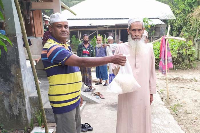 মঠবাড়িয়ায় সিয়াম ফাউন্ডেশনের উদ্রোগে রোজাদারদের মাঝে ইফতার সামগ্রী বিতরণ