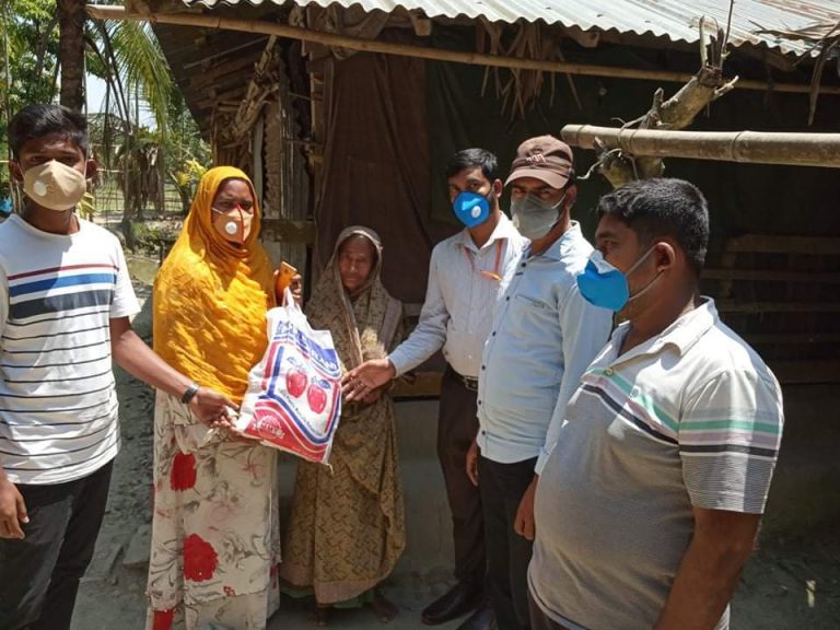 মঠবাড়িয়ায় “পিএসও” এর উদ্যোগে শতাধিক পরিবারের মাঝে খাদ্য সামগ্রী বিতরণ