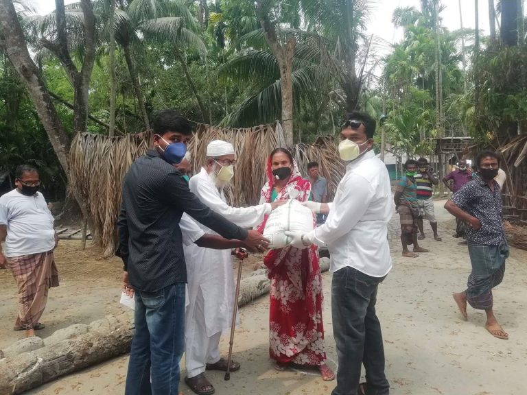 মঠবাড়িয়ায় ২৫০০ পরিবারে যুবলীগ নেতা মাইনুল এর খাদ্য সহায়তা