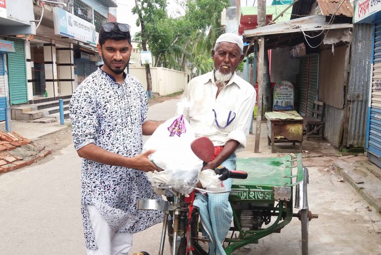 কাউখালীতে সিলেট ক্যাডেট কলেজের প্রাক্তন ক্যাডেটদের পক্ষ থেকে ঈদ উপহার খাদ্য সামগ্রী বিতরণ