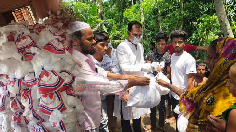 ধানীসাফা কর্মহীন অসহায় ৭হাজার পরিবারকে সো‌হেল লস্ক‌রের খাদ্য সহায়তা বিতরন