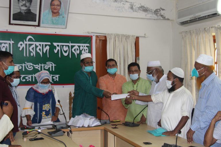 কাউখালীতে ২৫০টি মসজিদে ৫ হাজার টাকা অনুদান প্রদান