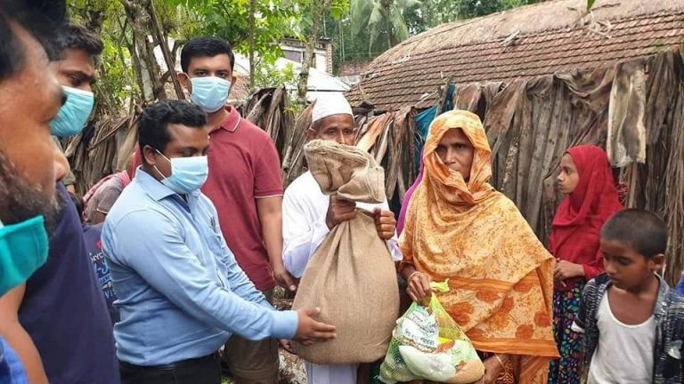 নাজিরপুরে আম্পানে ক্ষতিগ্রস্থদের মাঝে উপজেলা নির্বাহী অফিসার ত্রাণ সামগ্রী বিতরণ