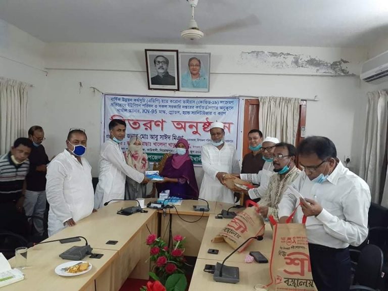 কাউখালীতে ইউনিয়ন পরিষদ ও সরকারি দপ্তরের কর্মকর্তাগণের অনুকূলে থার্মাল স্ক্যানারসহ বিভিন্ন সমাগ্রী বিতরণ