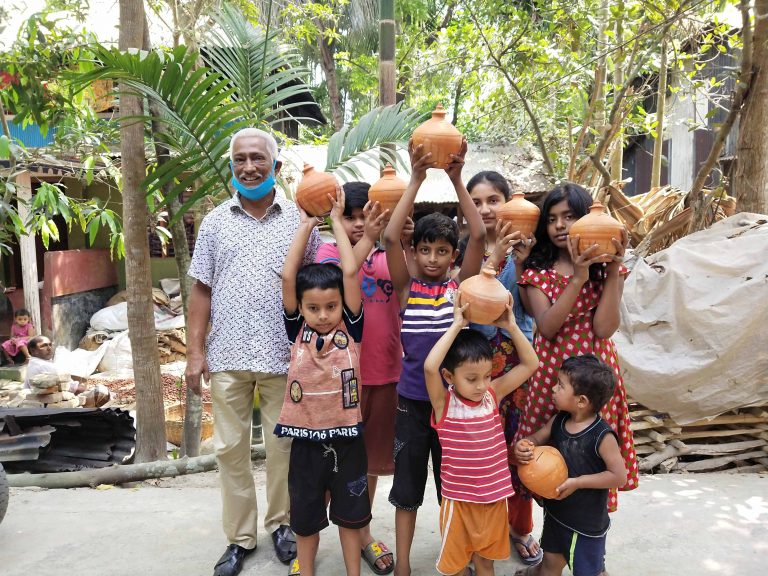 পিরোজপুরের কাউখালীতে শিশু শিক্ষাথর্ীদের মধ্যে মাটির ব্যাংক বিতরণ