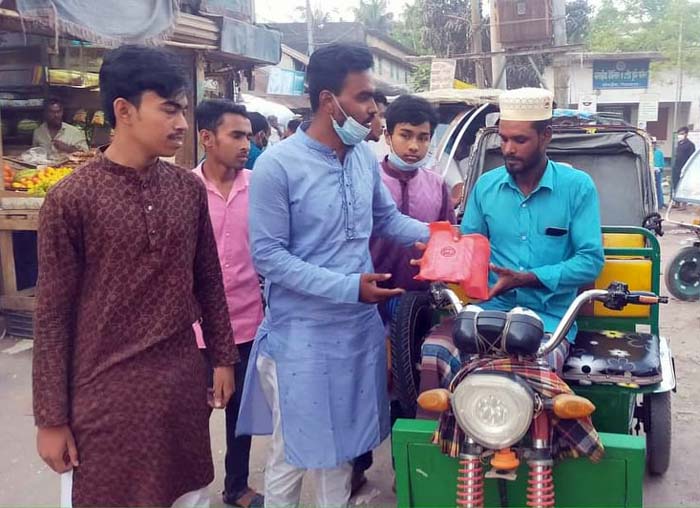 মঠবাড়িয়া সরকারি কলেজ ছাত্রলীগের উদ্যোগে ইফতার সামগ্রী বিতরন