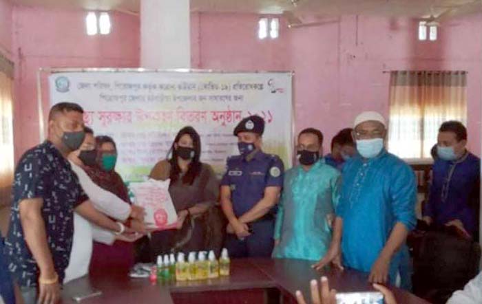 মঠবাড়িয়ায় জেলা পরিষদের উদ্যোগে করোনাকালে স্বাস্থ্য সুরক্ষা উপকরণ বিতরণ