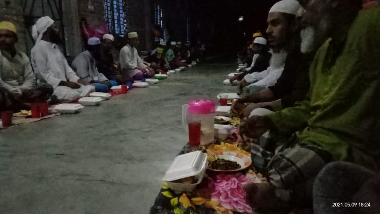 মঠবাড়িয়া দক্ষিণ মিঠাখালী আজিজিয়া দরবার শরীফে সোনার বাংলা ব্লাড ফাউন্ডেশন এর উদ্যোগে ইফতার পার্টি