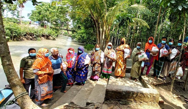 কাউখালীতে দুর্গত বেদে ও মৃৎশিল্পীদের মঝে খাদ্য সামগ্রী বিতরন