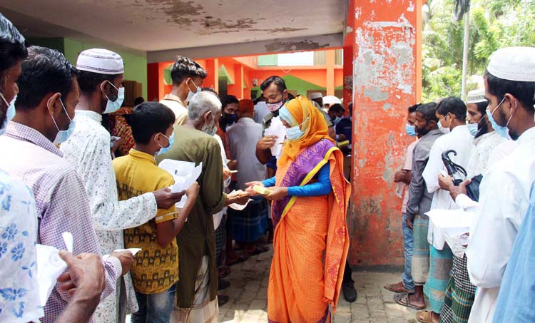 কাউখালীতে আসন্ন ঈদুল ফিতর উপলক্ষে প্রধানমন্ত্রীর মানবিক সহায়তা বিতরণ