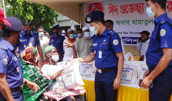 পিরোজপুরে করোনায় ক্ষতিগ্রস্থ কর্মহীন-অসহায়দের মাঝে পুলিশের খাদ্য উপহার বিতরন
