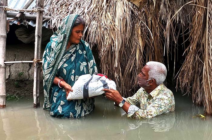 কাউখালীতে পানিবন্দী মানুষের মাঝে খাদ্য সহায়তা