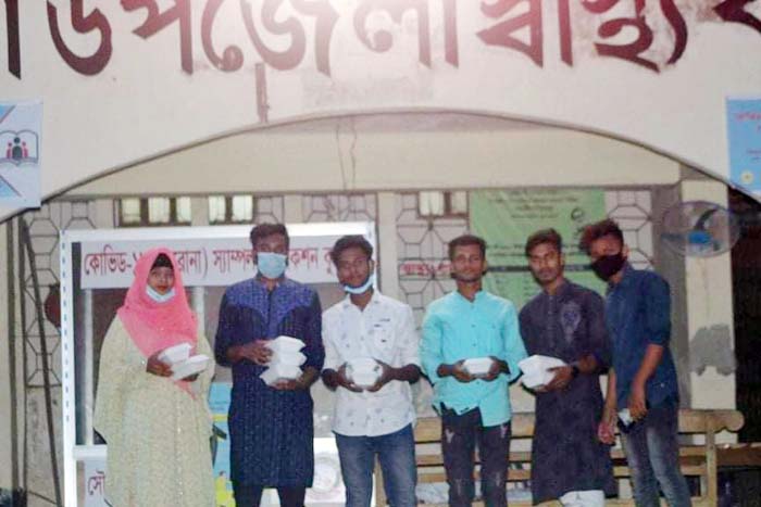 মঠবাড়িয়ায় সোনার বাংলা ব্লাড ফাউন্ডেশন এর ৩বছর পূর্তিতে ইফতার সামগ্রী বিতরণ