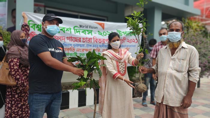 ভান্ডারিয়ায় বিশ্ব পরিবেশ দিবস উপলক্ষে দরিদ্র পরিবারে ফলদ গাছের চারা বিরতরণ