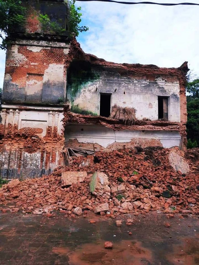 মঠবাড়িয়ার মিরুখালীর কুলুবাড়ির ২০০ বছরের পুরাকীর্তিতে ধস